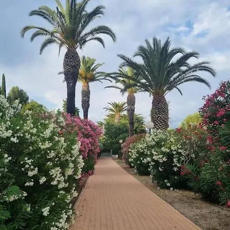 Appartement Armence, Maison Vue Avec Petit Jardin Et Terrain De Tennis *