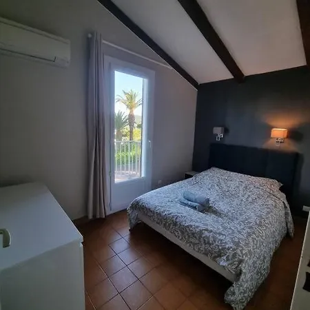 Armence, Maison Vue Avec Petit Jardin Et Terrain De Tennis *