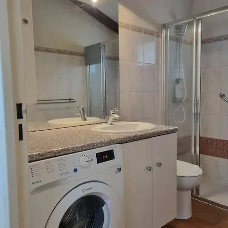 Armence, Maison Vue Avec Petit Jardin Et Terrain De Tennis