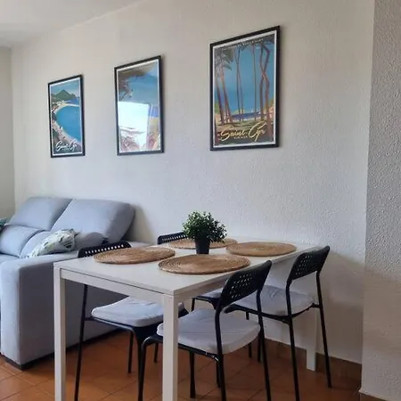 Armence, Maison Vue Avec Petit Jardin Et Terrain De Tennis *