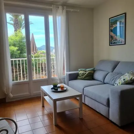 Armence, Maison Vue Avec Petit Jardin Et Terrain De Tennis