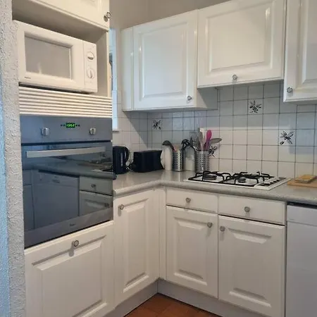 Armence, Maison Vue Avec Petit Jardin Et Terrain De Tennis * Les Lecques