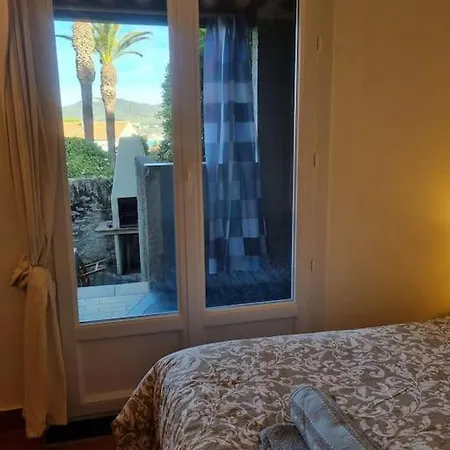 Armence, Maison Vue Avec Petit Jardin Et Terrain De Tennis