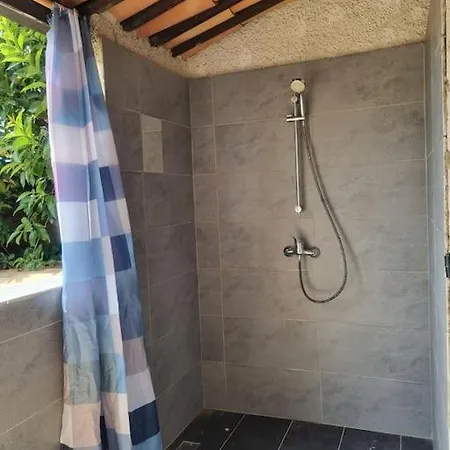 Armence, Maison Vue Avec Petit Jardin Et Terrain De Tennis * Les Lecques